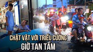 Triều cường đạt đỉnh: Người dân chặn bao cát, dựng vách ngăn nước tràn