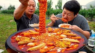 치즈 가~득 넣은 솥뚜껑 차돌 떡볶이에 각종 튀김까지~ (Tteokbokki with beef brisket and cheese) 요리&먹방 - Mukbang eating show