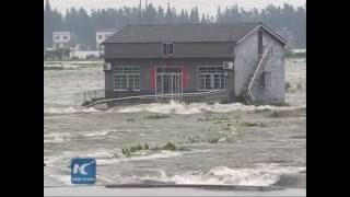 Dike breach forces mass evacuation in C. China