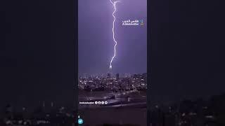 صاعقة تضرب برج الساعة في مكة فجر يوم الجمعة  .. مشهد مهيب 