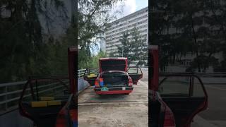 看看香港的士司機是怎樣把車門關上的 | Hong Kong taxi driver show you how to close the door