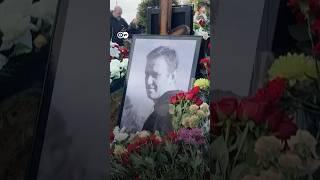Гора цветов на могиле Навального - 17 марта сотни людей пришли на Борисовское кладбище #shorts