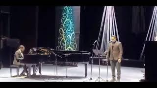 Tenor Mina Raphael singing "la virgen lava pañales" Spanish christmas song