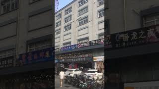 街边这栋楼 没窗的地方也要安个框 看着有点诡异