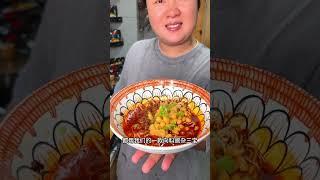 半夜嘴馋来上一碗向料重庆豌杂面 是又香又解馋，这可比外卖强太多了这一碗好过瘾  妈呀太香了