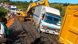 6x6 Expedition vehicle rescued a local bus • Expedition truck • World tour