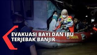 Evakuasi Ibu dan Bayi yang Terjebak Banjir