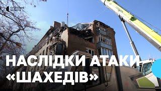 У будинку демонтують конструкції, на приватному подвір’ї замітають скло: чернігівці про атаку БпЛА