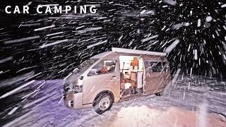 [Winter car camping] A big snowstorm. Making a secret shelter in the car