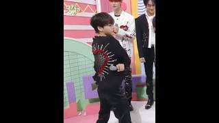 cravity hyeongjun dancing to smart (lesserafim)