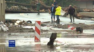 Wraki samochodów na ulicach, podtopione kamienice i sklepy