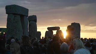Sun rises over Stonehenge as thousands gather to celebrate summer solstice | AFP
