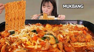 Supersize Gopchang Pot Stew with Chicken Eating showㅣGopchangjeongol MUKBANG