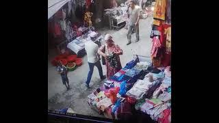 Базар коргонда телефон урдаган аял