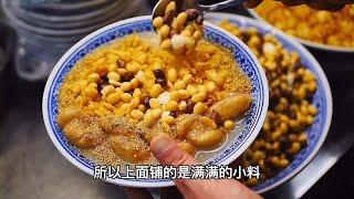 西安油茶麻花4元，撒满芝麻黄豆杏仁和麻叶，老大爷从小就在这吃