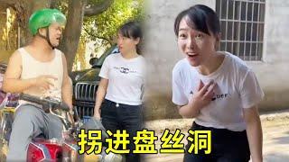 闭关修炼了2000年的妖精终于见到了男人，假借坐摩托回家之名骗他去盘丝洞，和同伴弄坏他摩托骗他留下来当女婿！#搞笑段子 #搞笑 #高能段子手 #movie