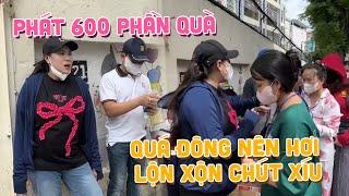 Phát 600 phần quà cho các bé nằm bv Nhi đồng vì quá đông nên hơi lộn xộn chút xíu, ai cũng đuối