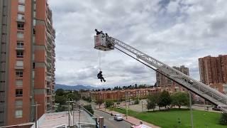 Estamos con todos ustedes - Bomberos de Bogotá hacen maniobras de demostración a la comunidad