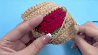 Quynh Lan shows how to weave watermelon squares part 5