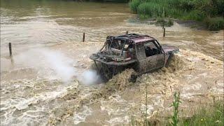 Land Rover Discovery 1 Challenge truck goes through water