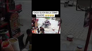 chica choca contra otras motos pero ella así se baja de la moto 