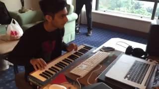 Anirudh Playing PakkamVanthu from Kaththi