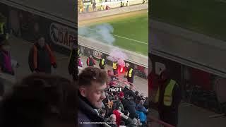 Ungewöhnliche Pyro-Aktion: Fan schock... #Kaiserslautern #Pyrotechnik #FCK #Fußball #Stadion #shorts