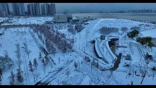 8K 초고화질 슬로우 DJI 0142 03 경기도 시흥시 배곧동 드론으로 촬영한 눈 내린 배곧 경제자유구역 도심과 산업 단지 경관