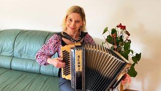 Die lustige Claudia spielt die LAUSBUAM POLKA auf ihrer Steirischen Harmonika!