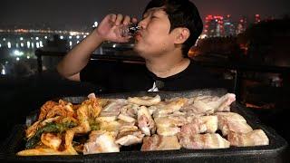 멋진 야경보며 삼겹살에 쏘주 한잔!! (Samgyeopsal & Soju at rooftop) 요리&먹방!! - Mukbang eating show