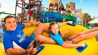 Nastya und Papa haben Spaß in einem Vergnügungspark in Abu Dhabi – Geschenktag für Kinder