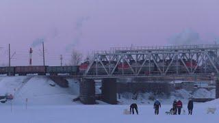 Поезда на железнодорожном мосту через р.Ягорба в Череповце, февраль 2023 года