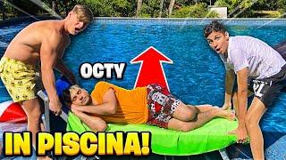 RISVEGLIO OCTY BUTTANDOLO IN PISCINA! *FINITO MALE* 