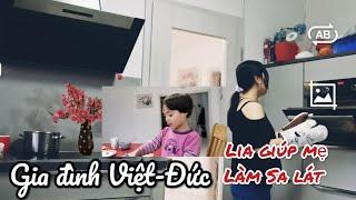 Lia và Timo giúp mẹ nấu ăn / bé sinh đôi //gia đình Việt Đức