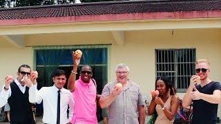 Foreigners get a taste of the Yangshan Honey Peach