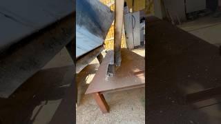 A slight bend in the tailgate