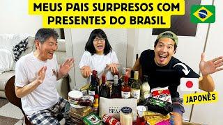 Meus pais surpresos com presentes do Brasil