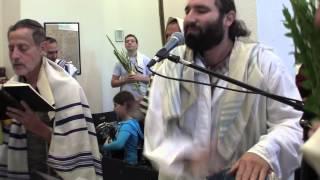 Musical Carlebach davening by Happy Minyan of LA at Sukkot Hoshana Rabbah service [11]