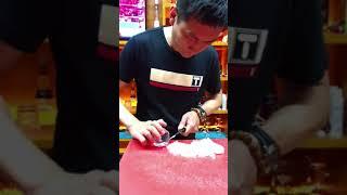 调酒师手中冰块的艺术：手切冰球，方的照样切成圆的。#调酒师 Amazing Bartender Skill - Cocktails Skill