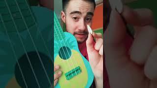 SE PODRÁ TOCAR EL UKELELE DE JUGUETE CON UNA PÚA DE MADERA?