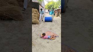 Mummy Papa ne bacchi ko drum se bachaya #story #shorts #viralvideos