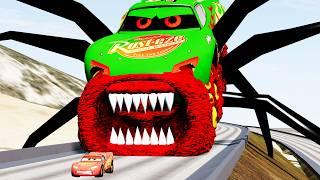 I'M RUNNING AWAY FROM THE GIANT MONSTER MCQUEEN!  EPIC CHASE!