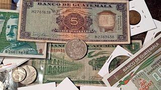 Un Sobre lleno de Monedas y Billetes Antiguos.