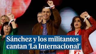 Pedro Sánchez y todos los socialistas cantan con el puño en alto 'La Internacional'