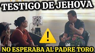 TESTIGO DE JEHOVA Tocó La PUERTA y la RECIBE el Padre Luis Toro En MÉXICO  DEBATE 