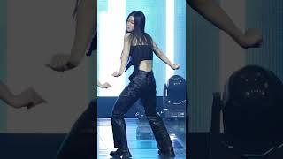 VIVIZ #MANIAC backup dancer looks like an idol