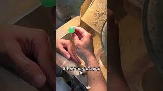精选冰种翡翠雕琢的蛋面，质地清透如晨雾中的湖水，细腻的晶体在阳光下泛起点点荧光。无雕饰的纯粹形态，却胜却万千巧工，每一颗蛋面都是大自然的孤品，#翡翠 #翡翠雕刻 #翡翠定制 #翡翠原石 #翡翠手艺人