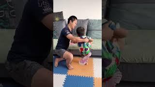 米宝配合的真好，爸爸还不知道怎么回事呢！#cute baby#baby#萌娃#搞笑日常 #人类幼崽#小米宝