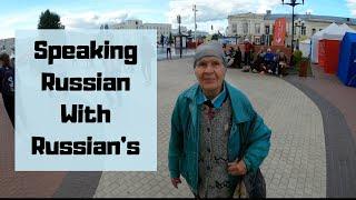 Englishman speaking Russian with strangers