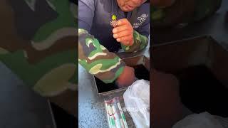 终于吃上东北12块的盒饭啦！老香了！#路边摊美味